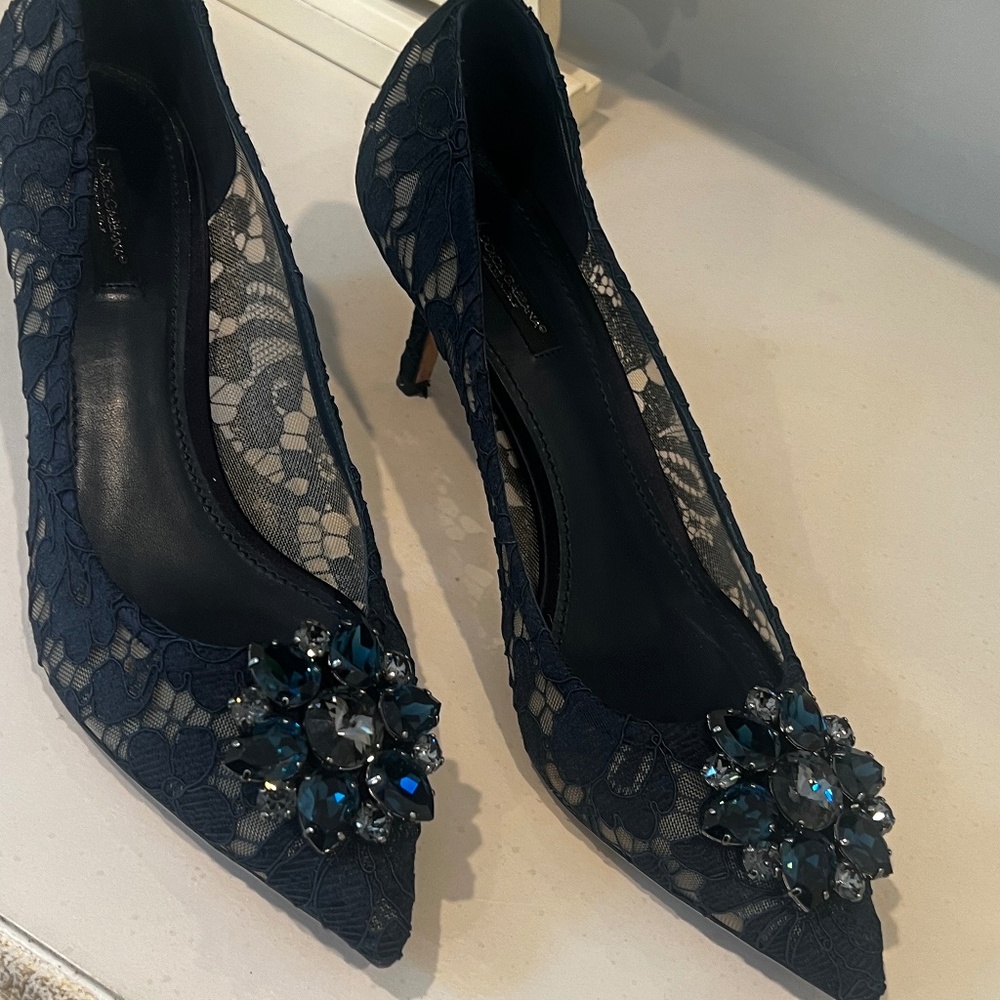 Elegant Beautiful Dolce & Gabbana Bellucci pumps in Navy